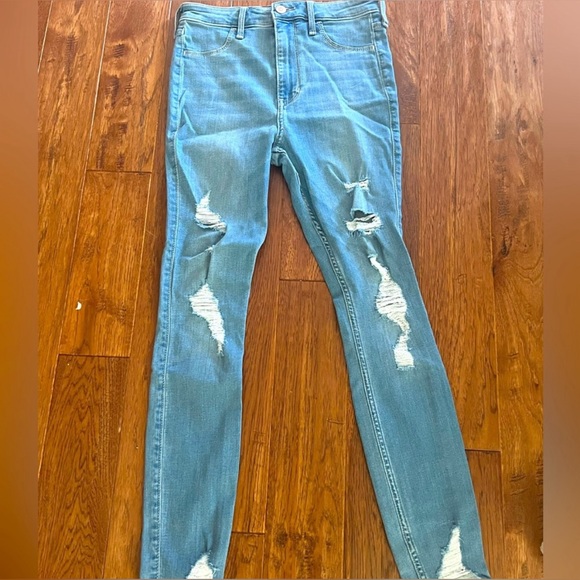 HOLLISTER distressed light wash jeans like new warn twice - Picture 1 of 3